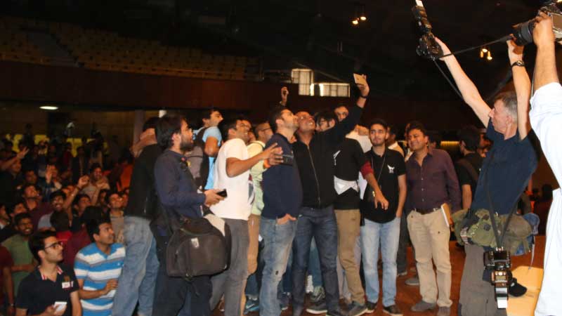 Sachin and Binny take a selfie with IIT Delhi students